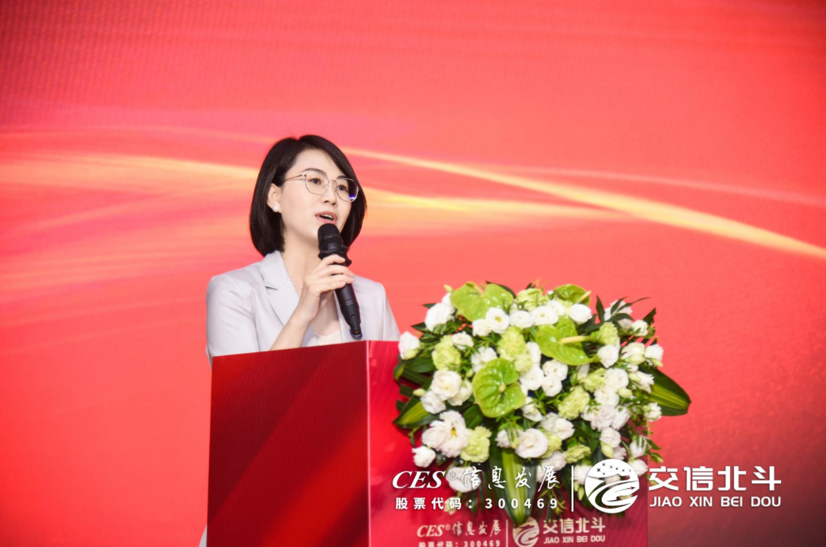 主持人张晶晶